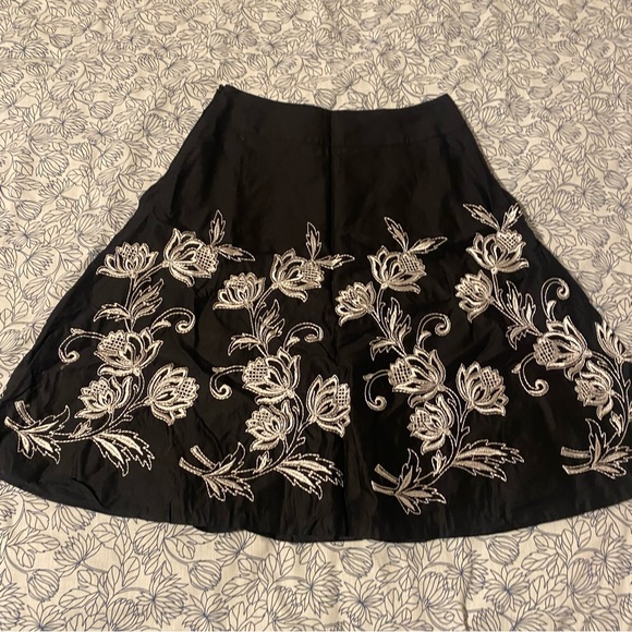 Ann Taylor Loft black and white embroidered A-line skirt - Picture 3 of 5